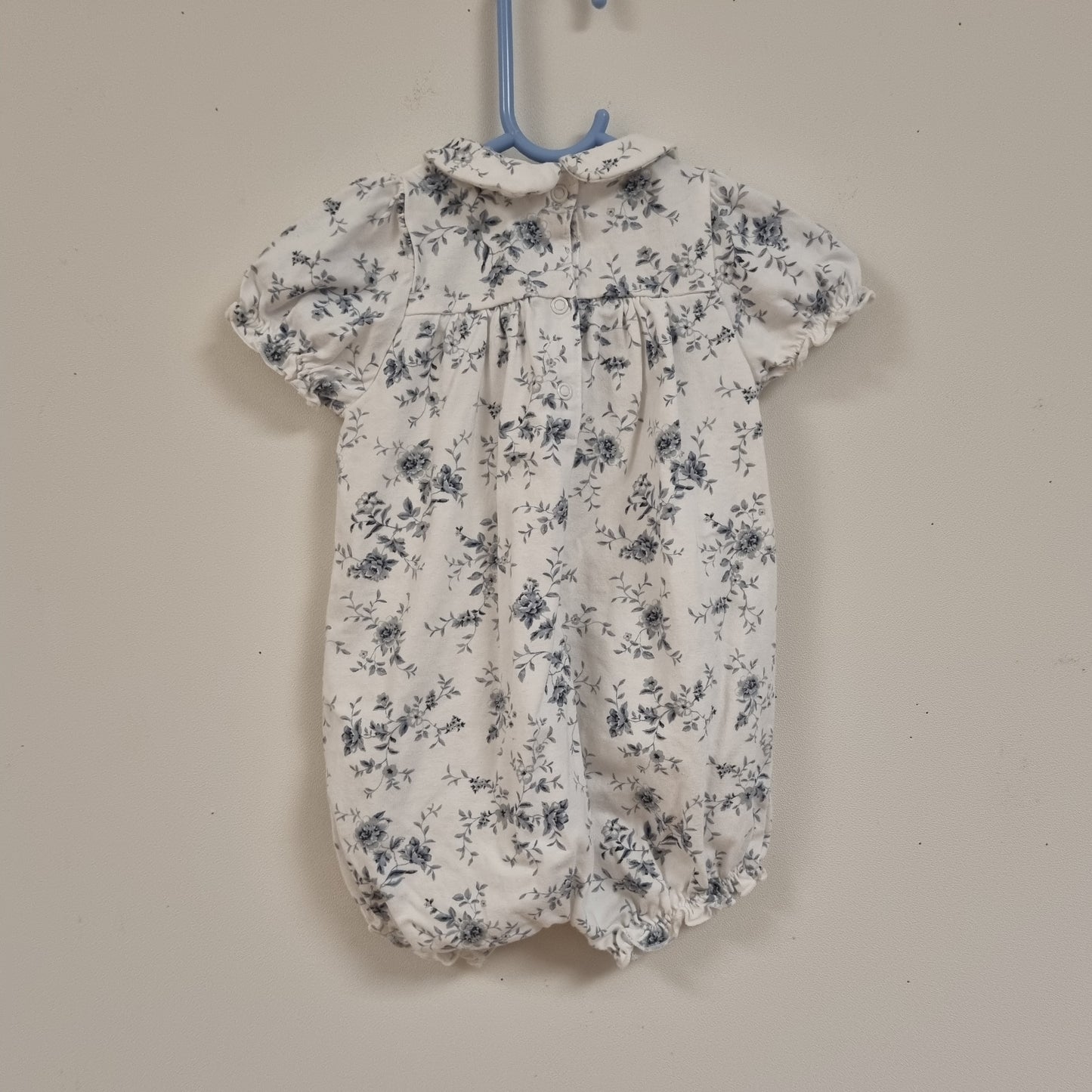 Hvit blomstrete romper / Newbie - 68