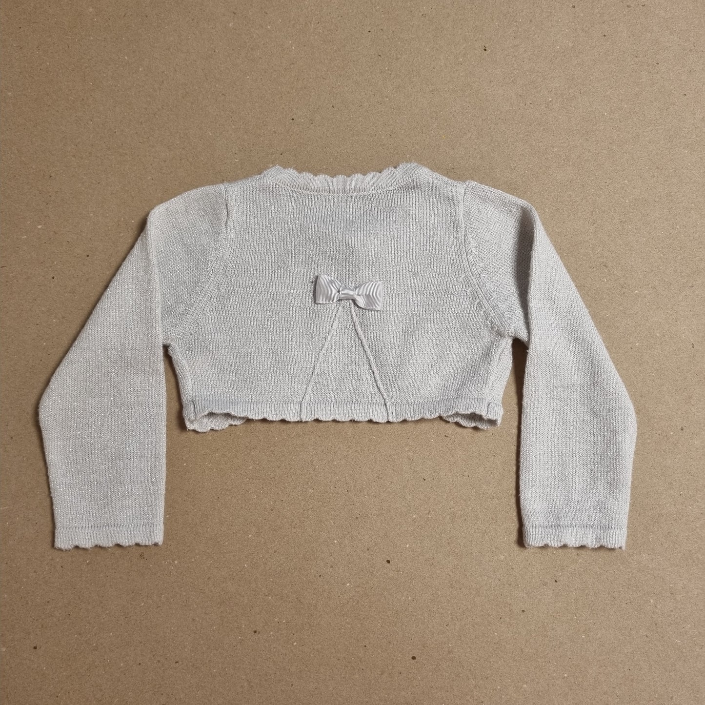 Sølvfarget bolero med sløyfe - 74