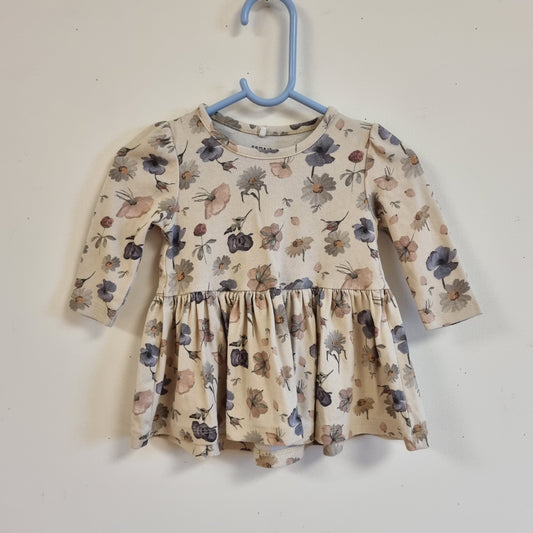 Beige kjole med blomster - 62
