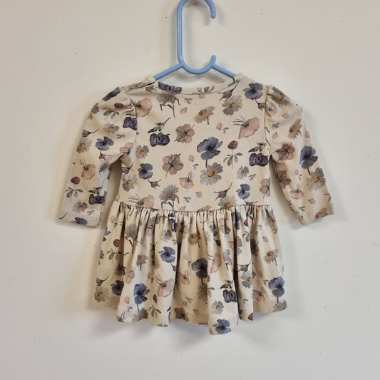 Beige kjole med blomster - 62
