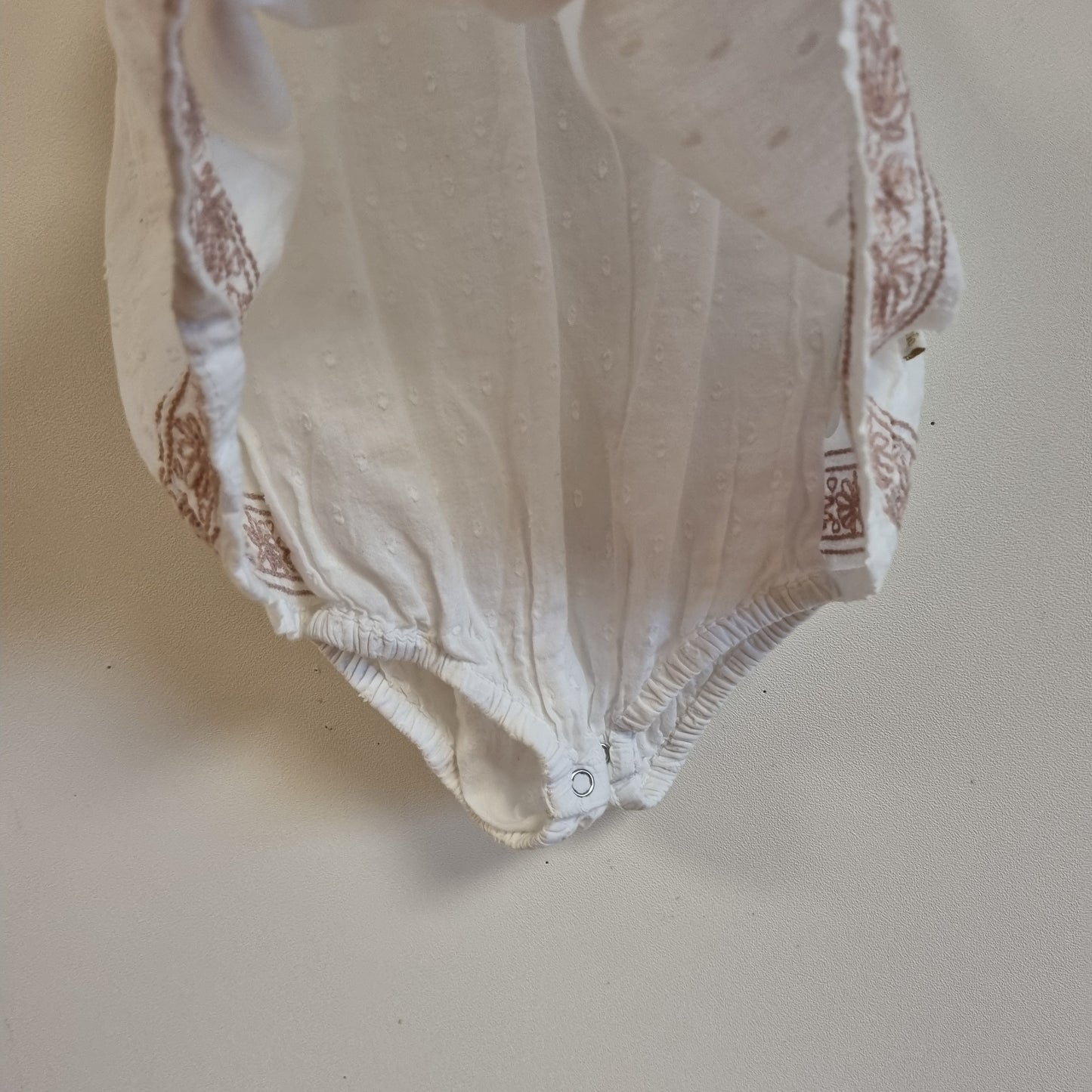 Hvit kjolebody med broderi - 68