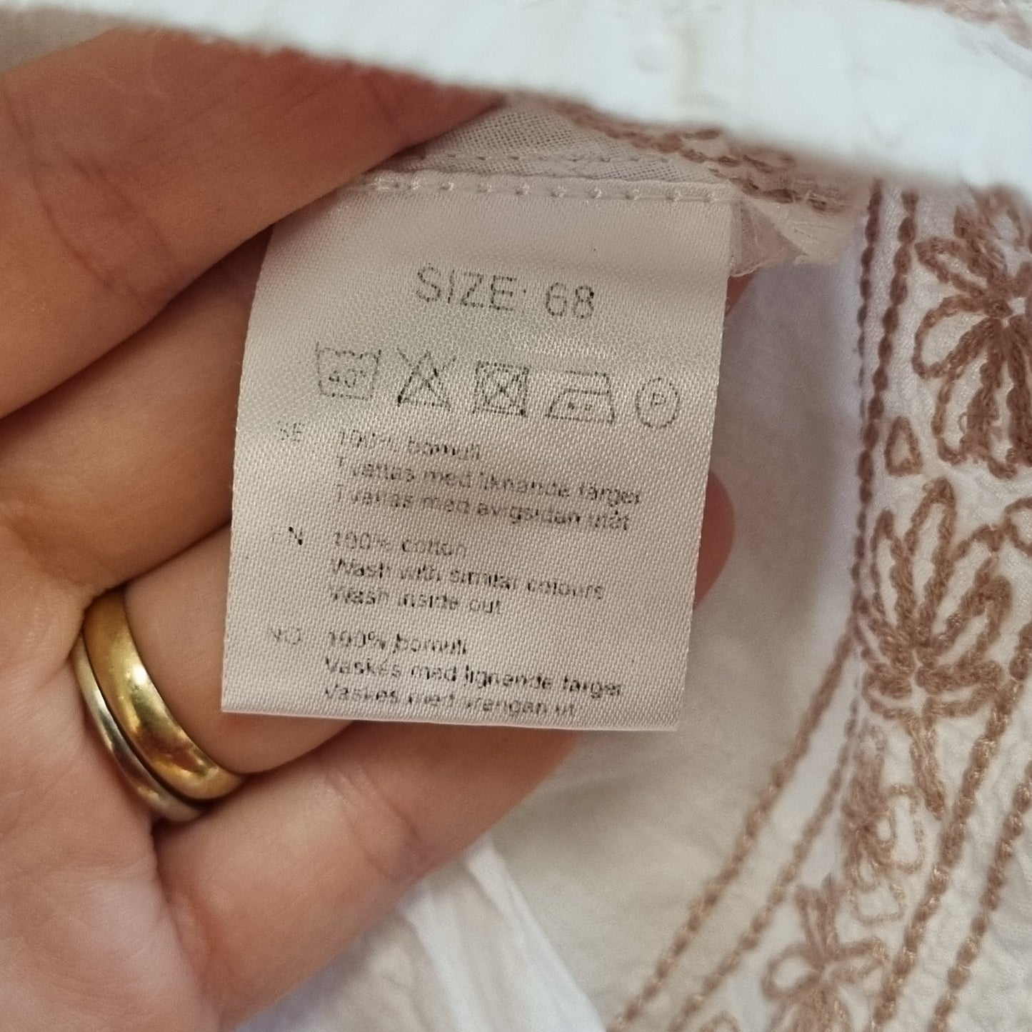 Hvit kjolebody med broderi - 68