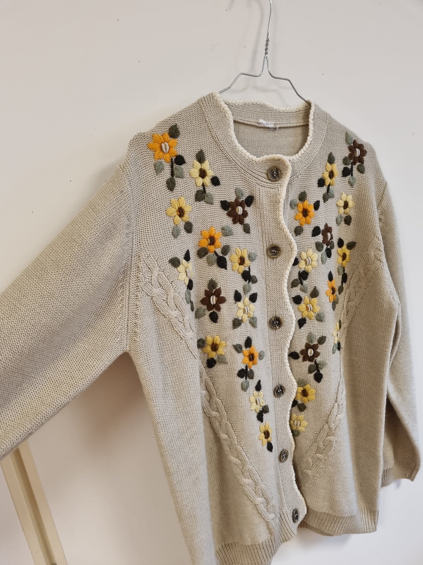 Beige vintage cardigan med blomster