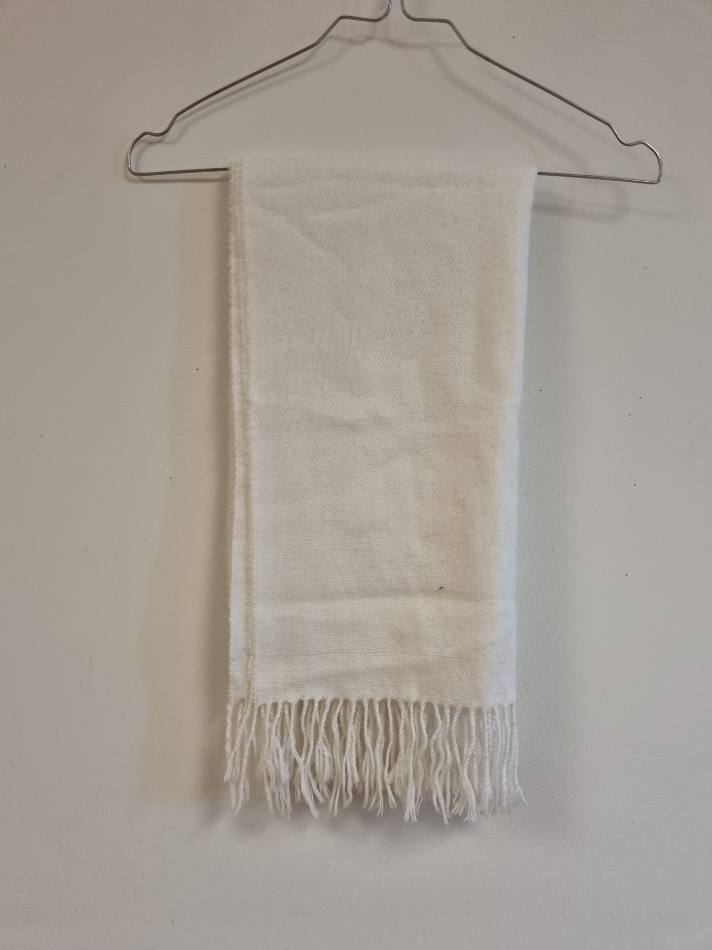 Hvitt skjerf med frynser - 45 x 160 cm