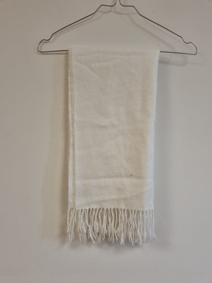 Hvitt skjerf med frynser - 45 x 160 cm