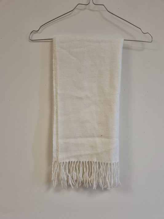 Hvitt skjerf med frynser - 45 x 160 cm