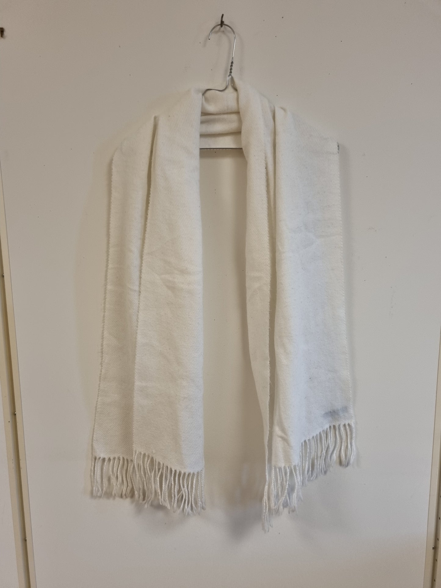 Hvitt skjerf med frynser - 45 x 160 cm
