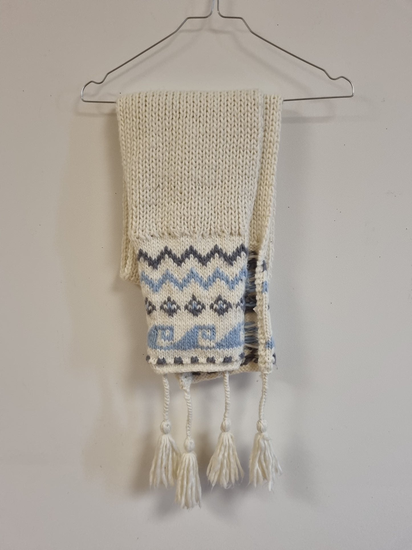 Kremfarget mønsterskjerf med dusker - 145 x 23 cm
