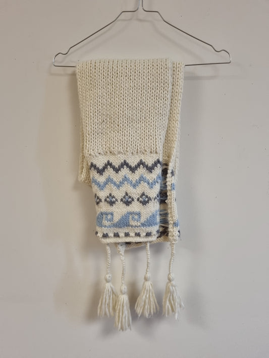 Kremfarget mønsterskjerf med dusker - 145 x 23 cm