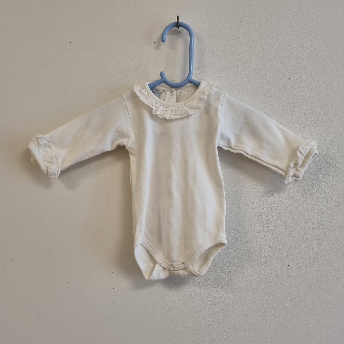 Hvit body med blondekrage - 62