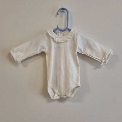 Hvit body med blondekrage - 62