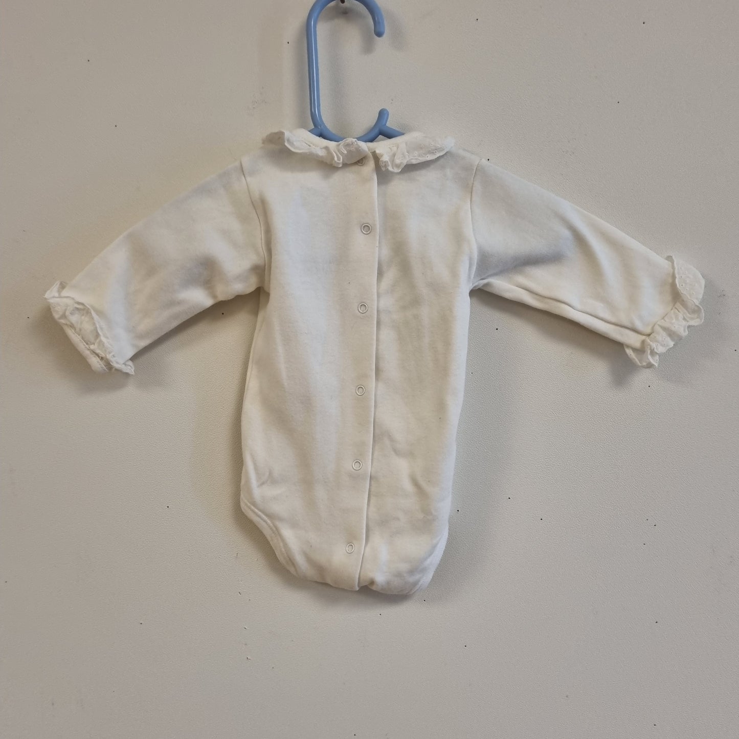 Hvit body med blondekrage - 62