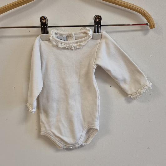 Hvit body med blondekrage - 62