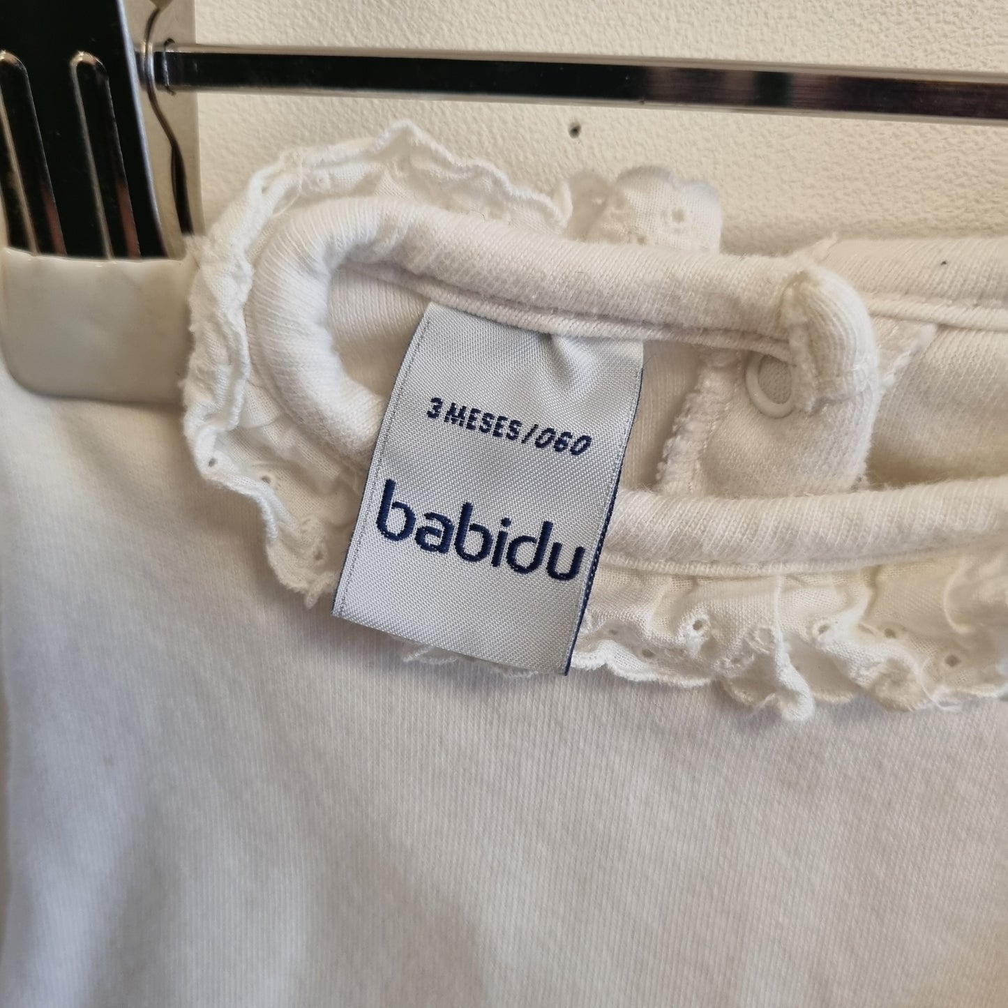 Hvit body med blondekrage - 62