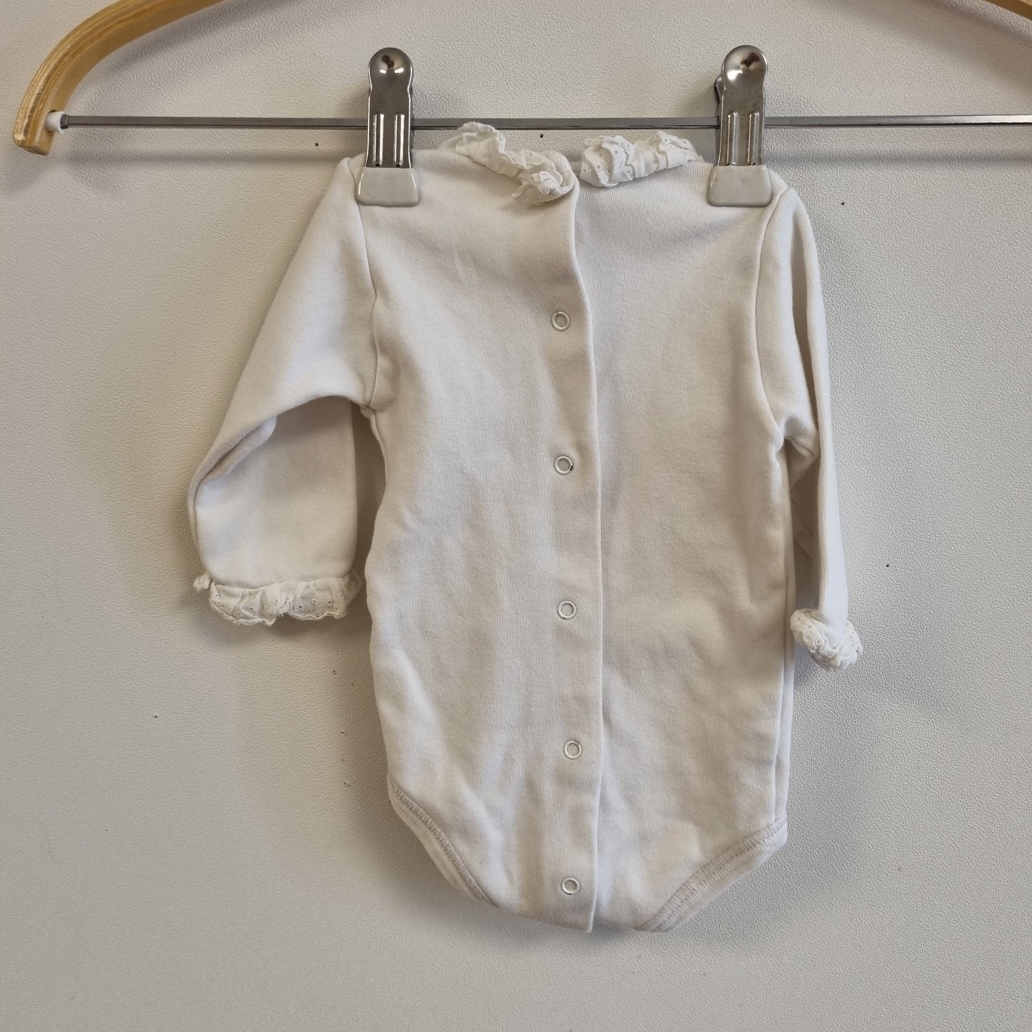 Hvit body med blondekrage - 62
