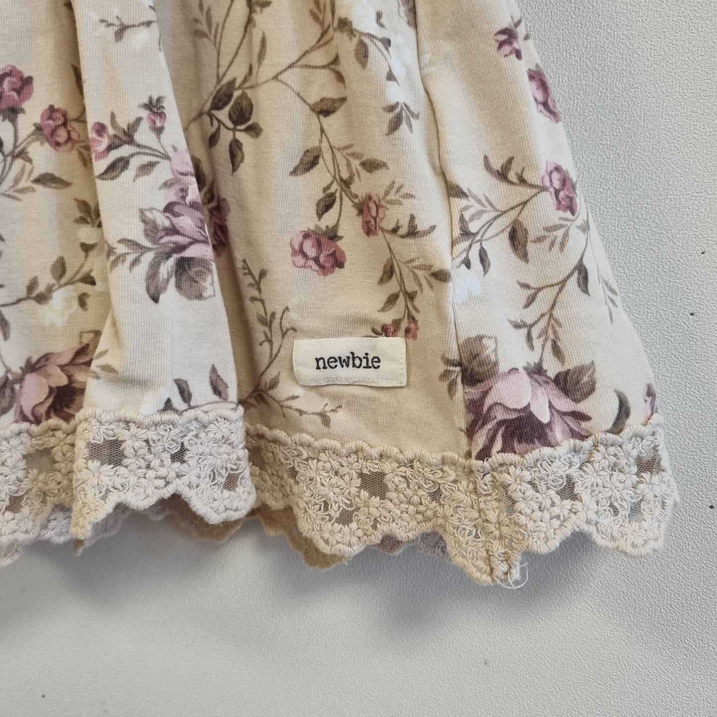 Beige blomsterkjole / Newbie - 68