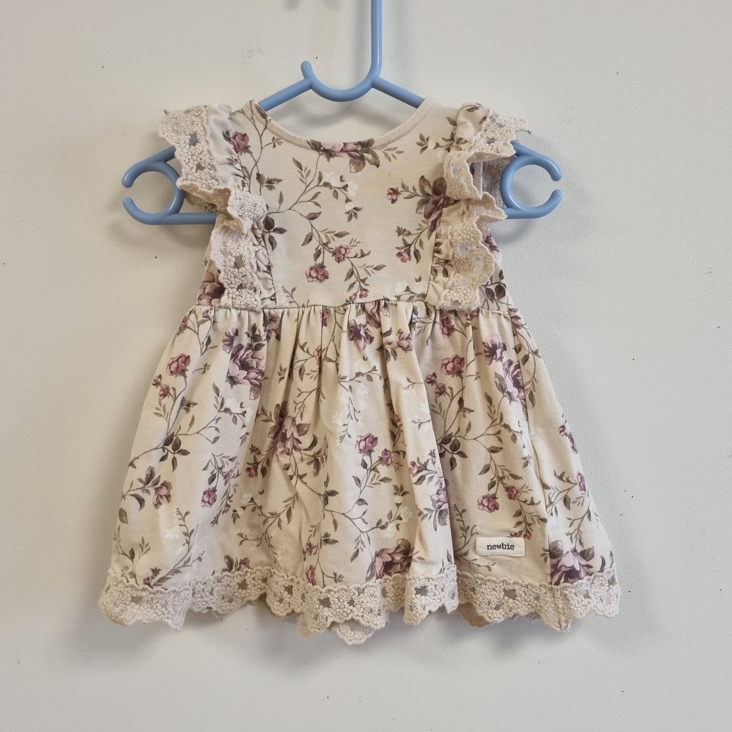 Beige blomsterkjole / Newbie - 68