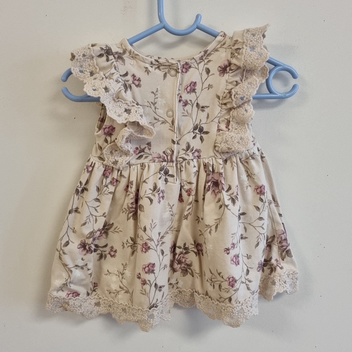 Beige blomsterkjole / Newbie - 68