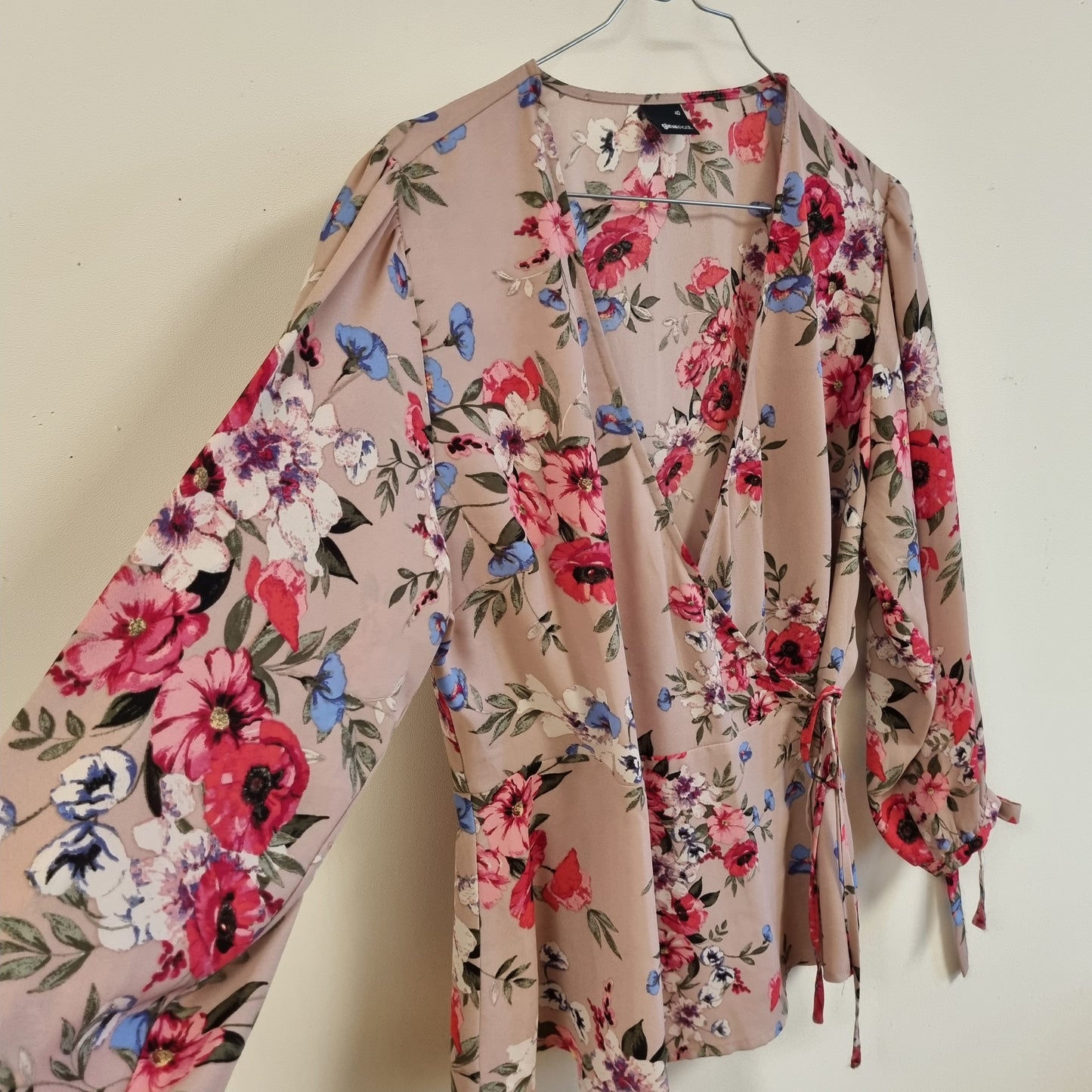 Blomstrete omslagsbluse - 40