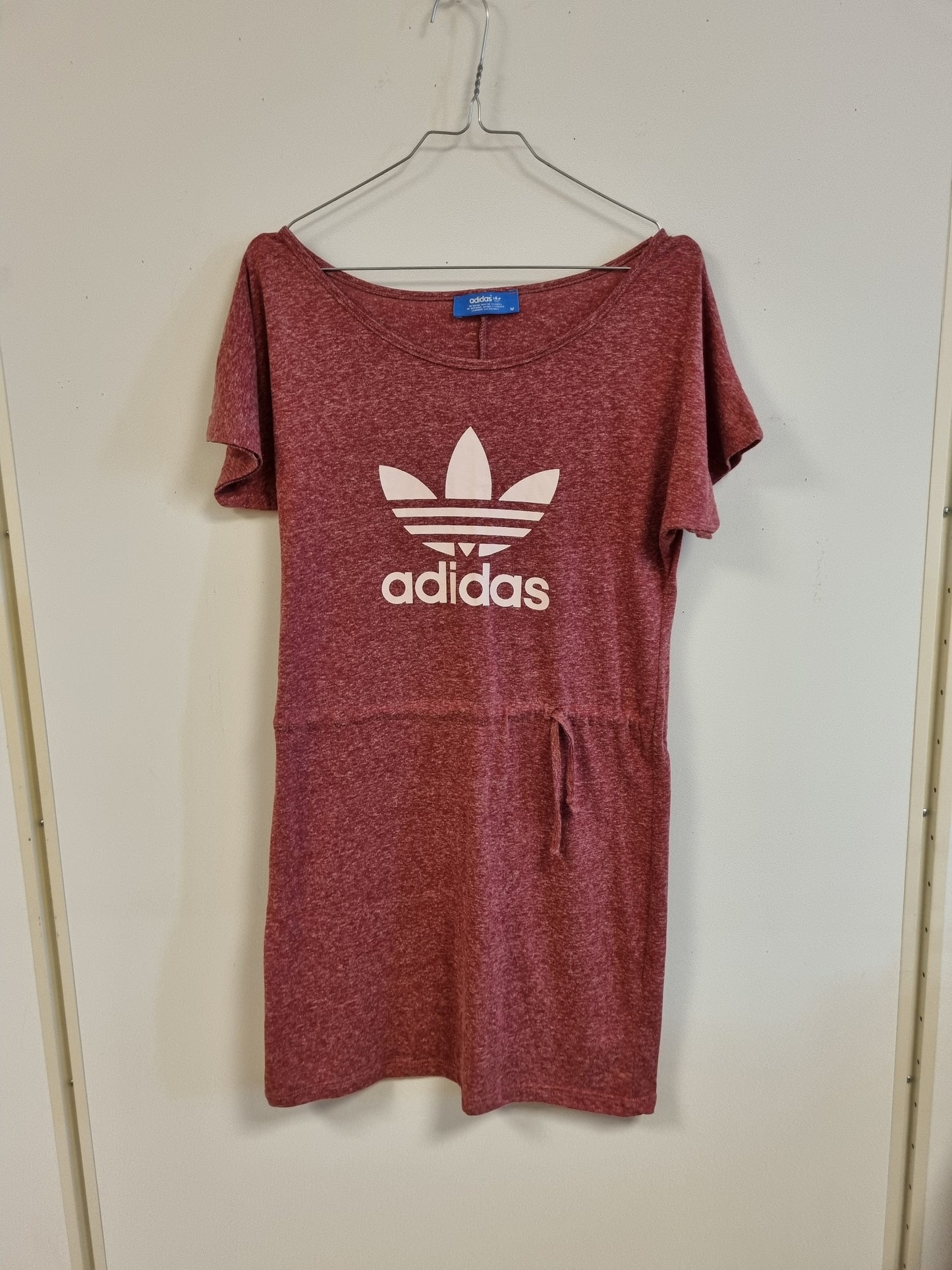 Rød Adidas-kjole med logo - M
