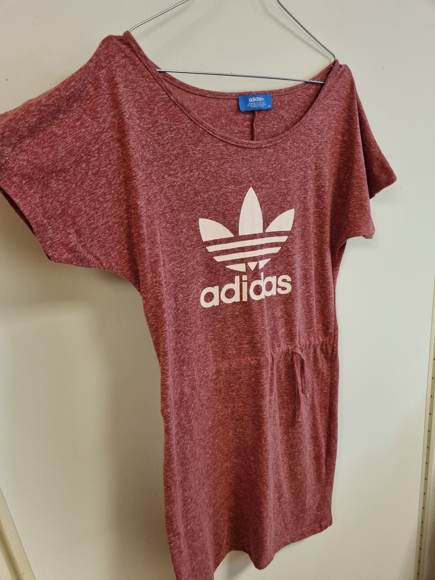 Rød Adidas-kjole med logo - M