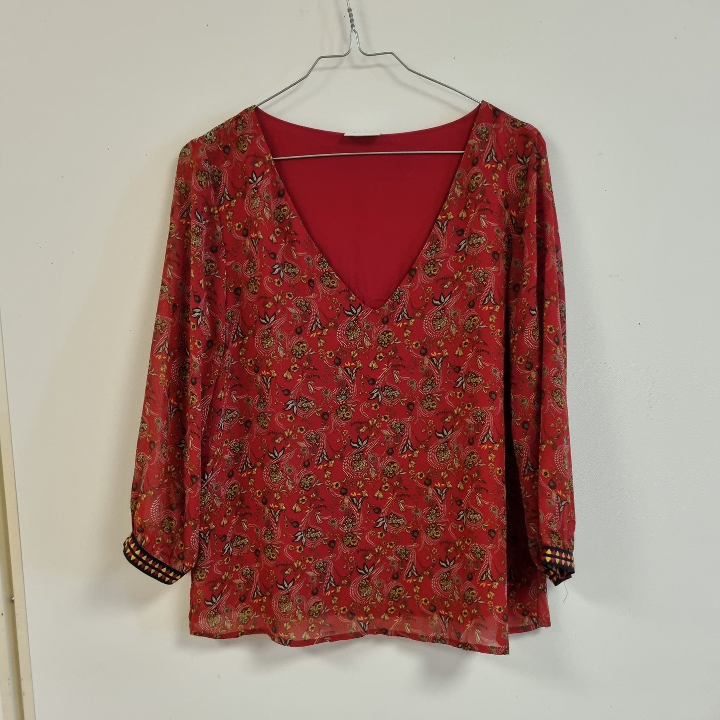 Rød mønstret bluse - 38