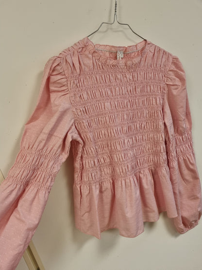 Rosa bluse med smock - M