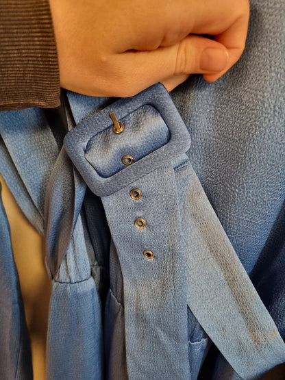 Blå kjole med belte - 38