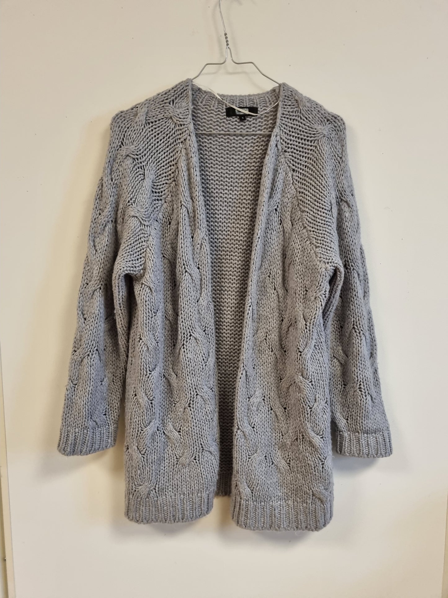 Lysegrå cardigan med kabelstrikk - S