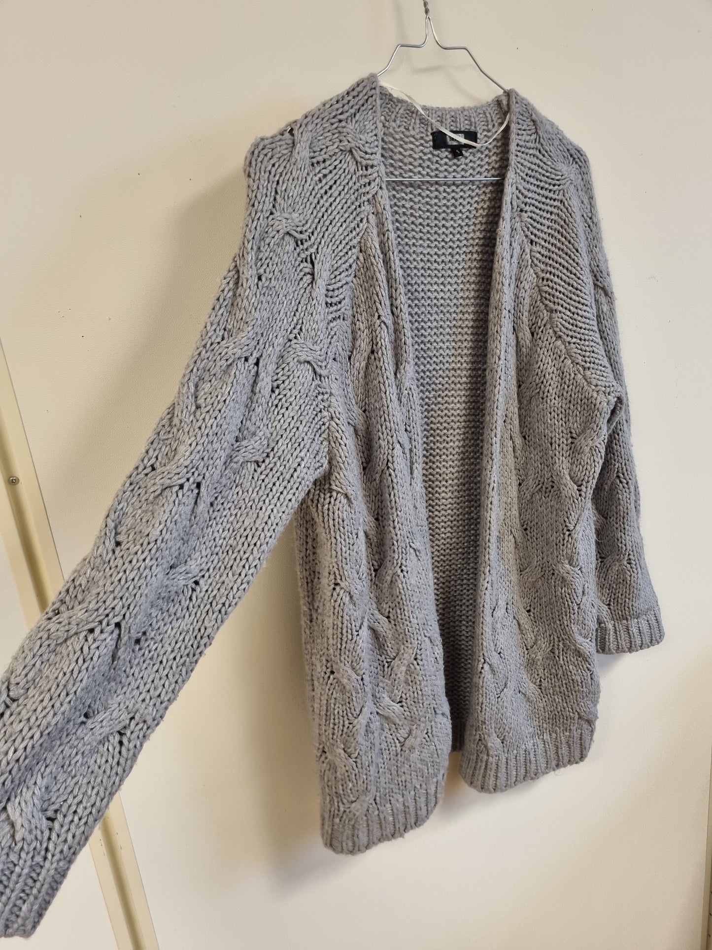 Lysegrå cardigan med kabelstrikk - S