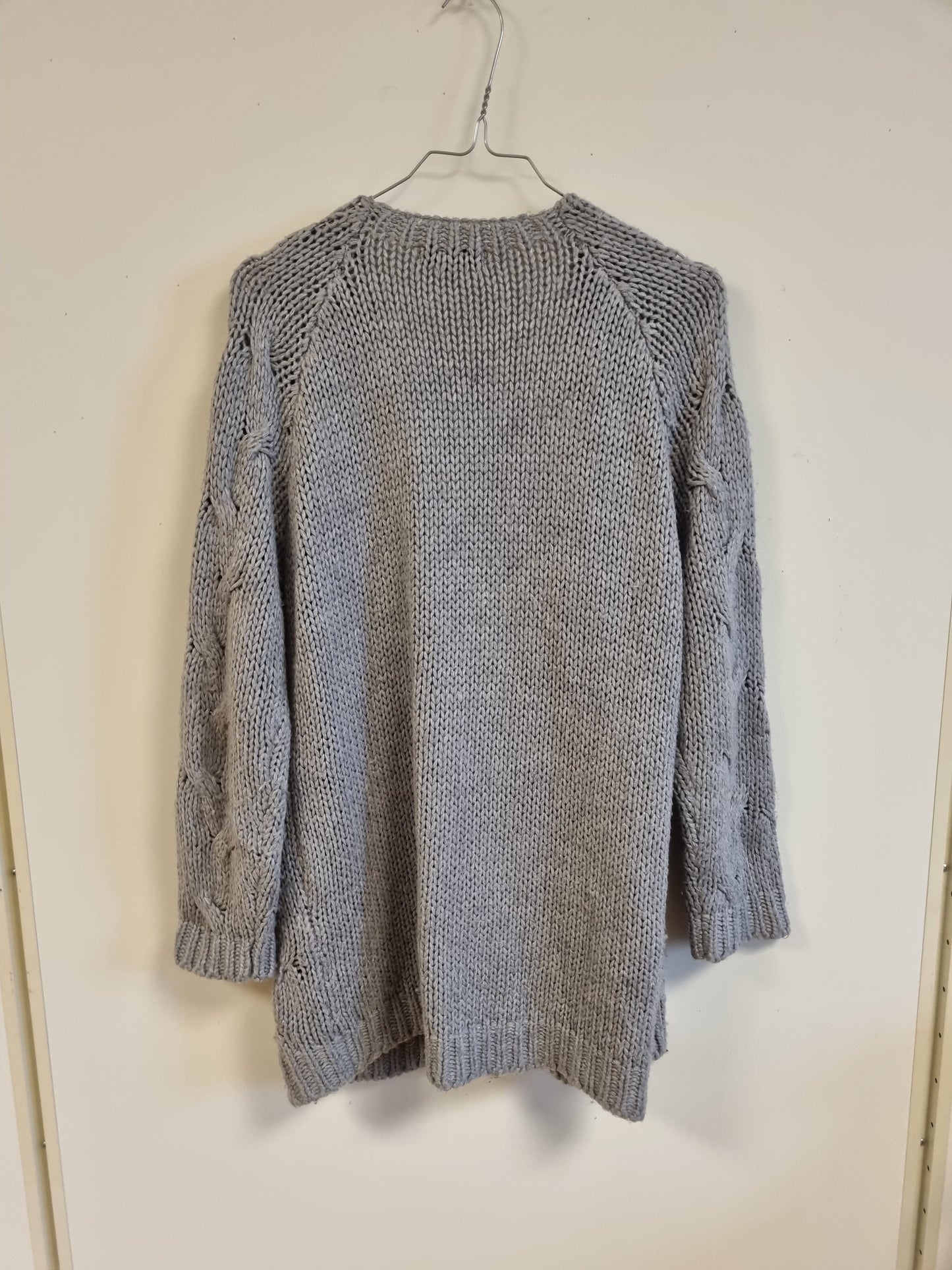Lysegrå cardigan med kabelstrikk - S