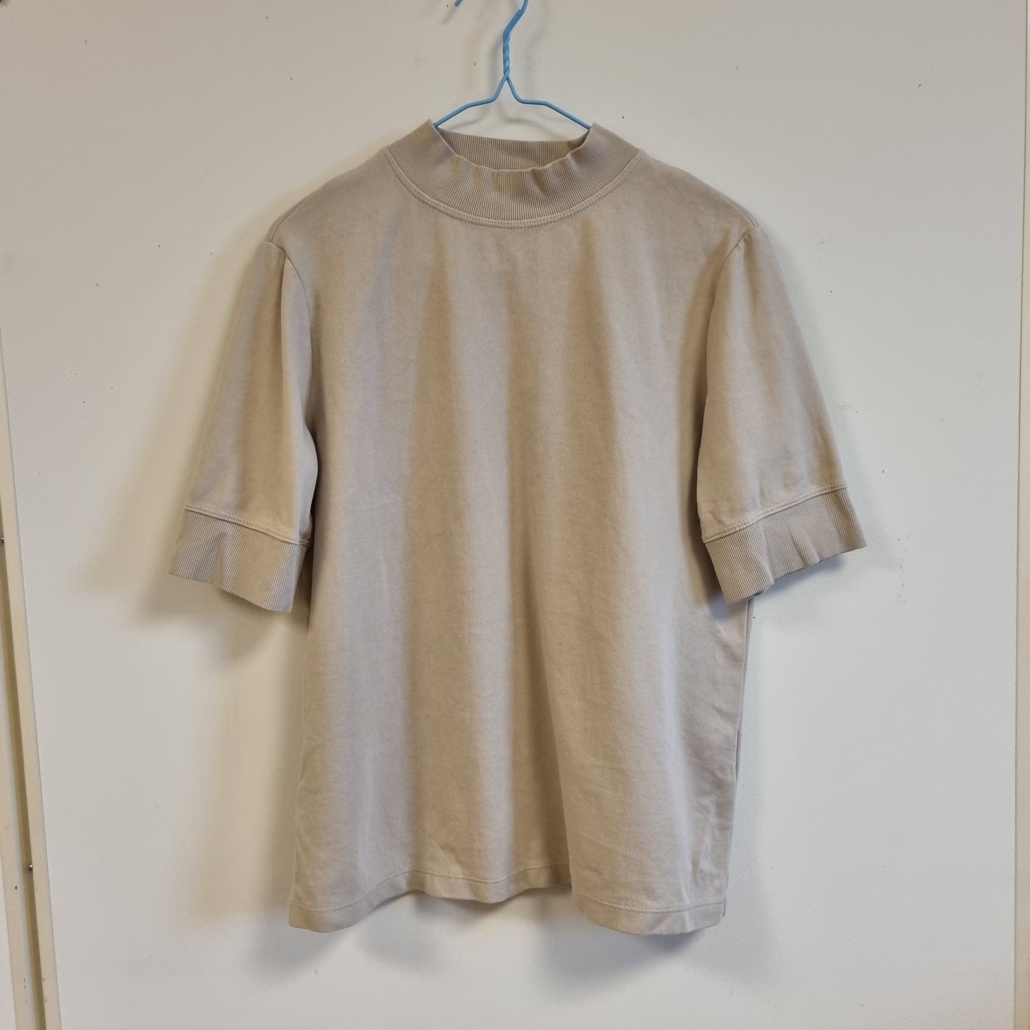 Beige topp med høy hals - M