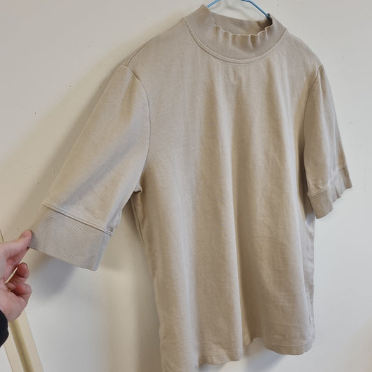 Beige topp med høy hals - M