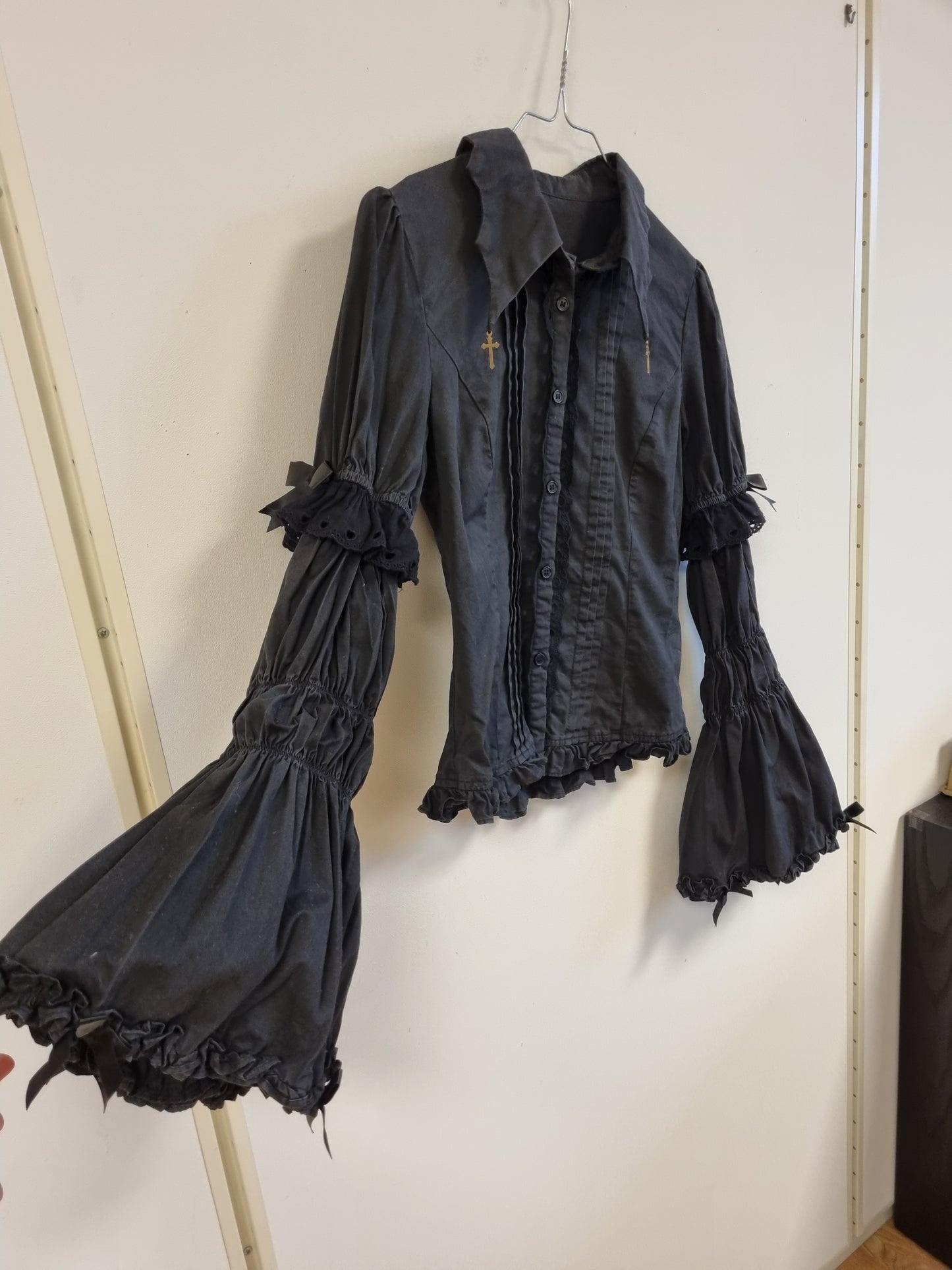 Svart gothic lolita-bluse med hime-ermer
