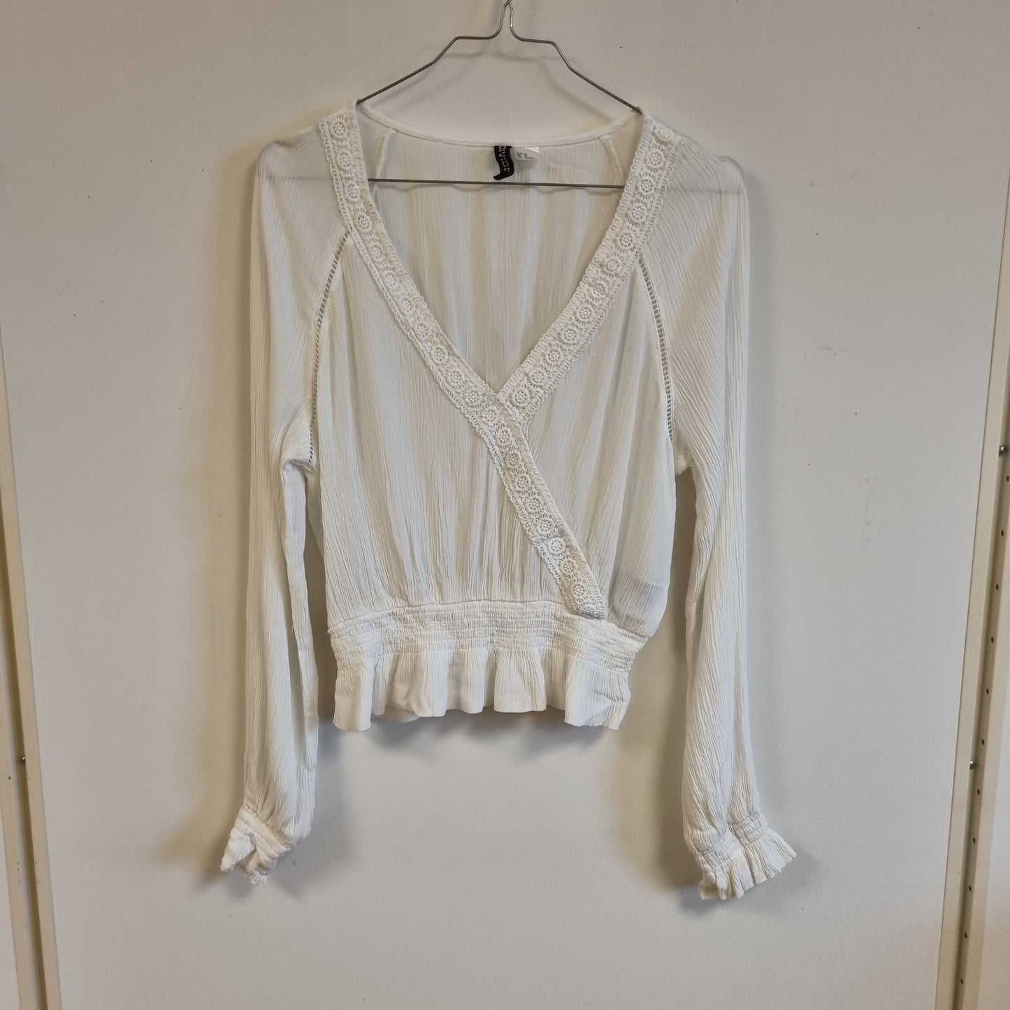 Hvit bluse i viskose med blonder - 38