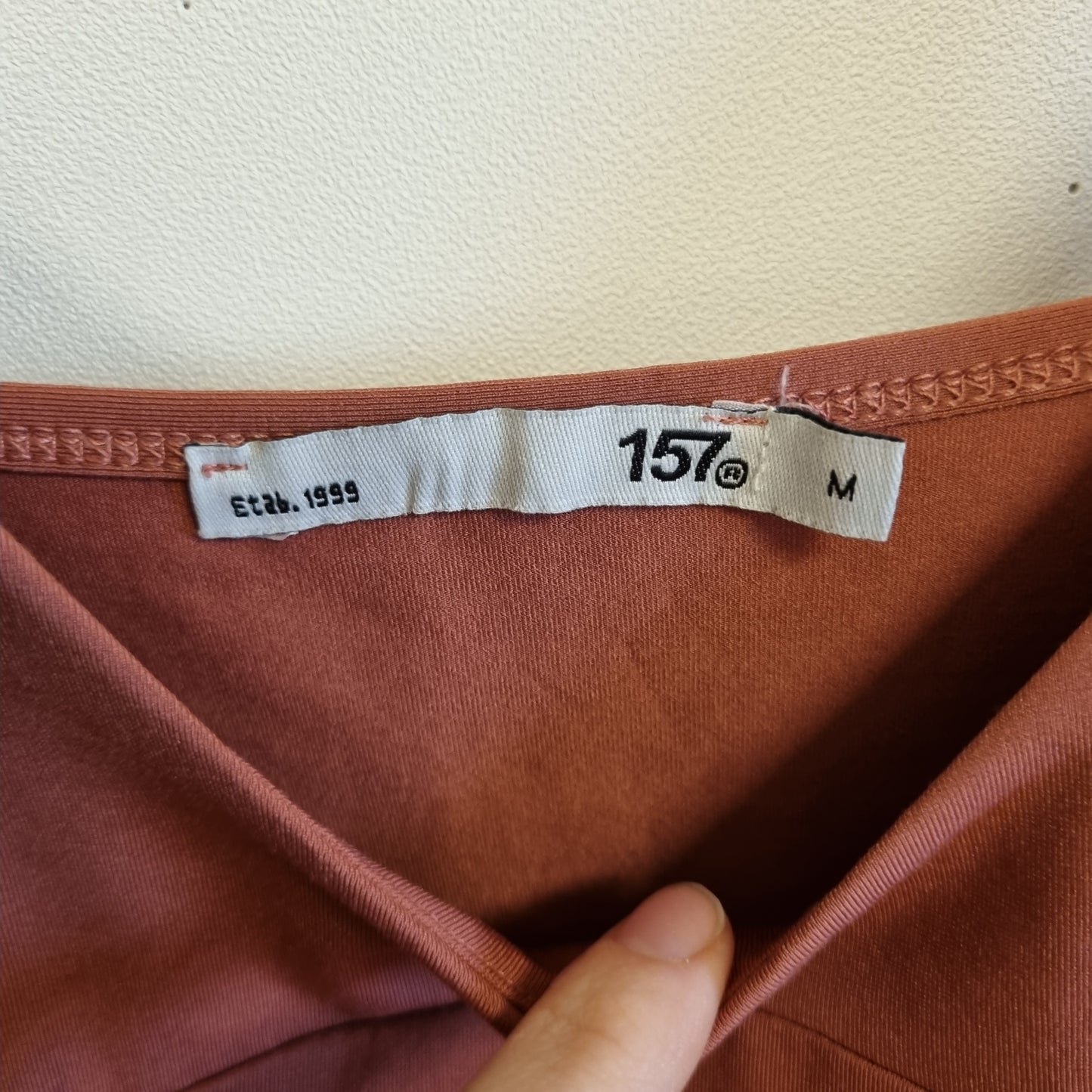 Terrakottafarget singlet med V-hals - M