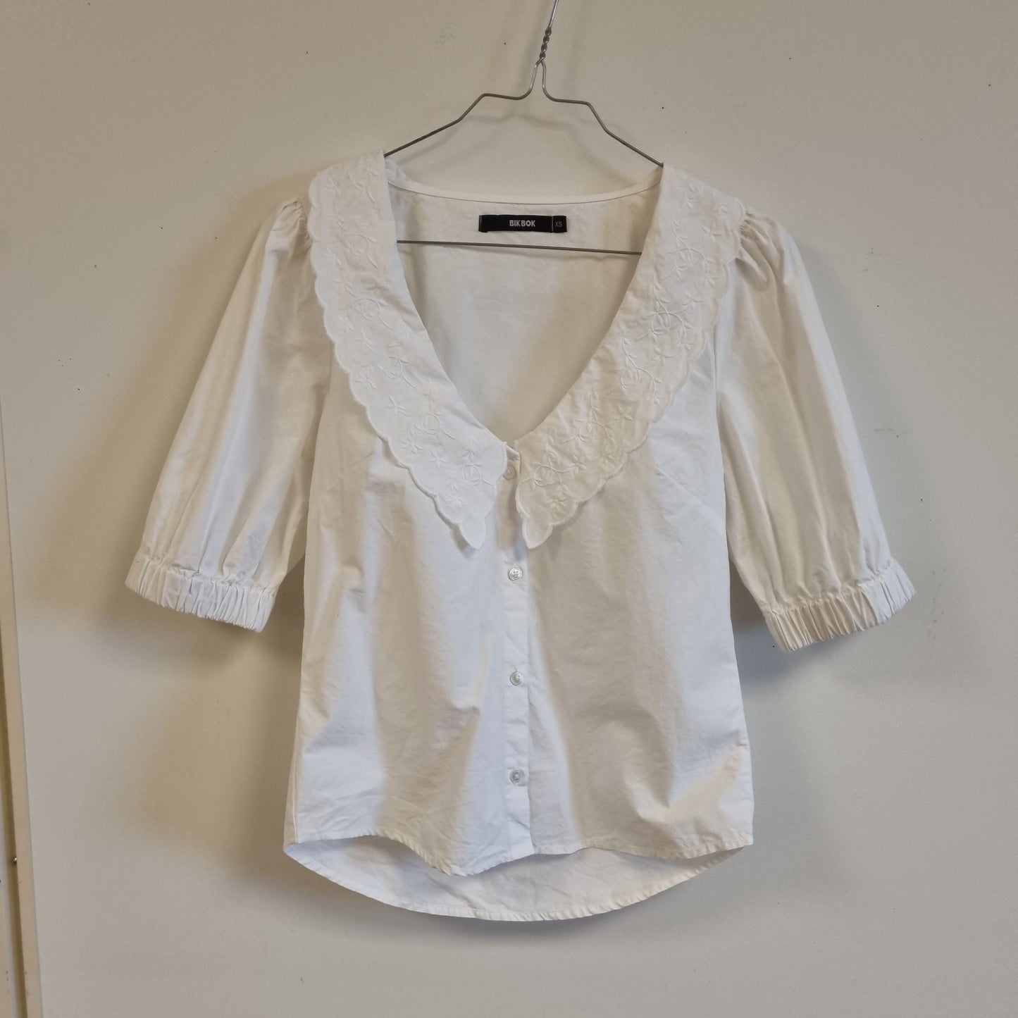 Hvit bomullsbluse med brodert krage - XS