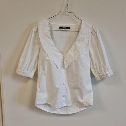 Hvit bomullsbluse med brodert krage - XS