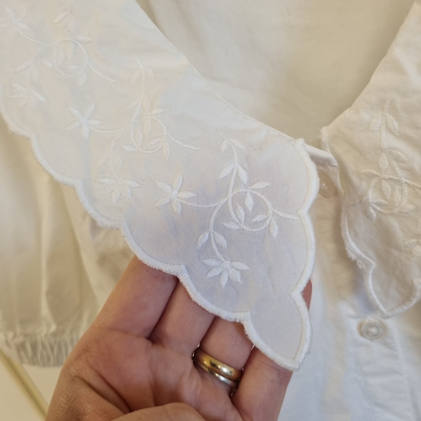 Hvit bomullsbluse med brodert krage - XS