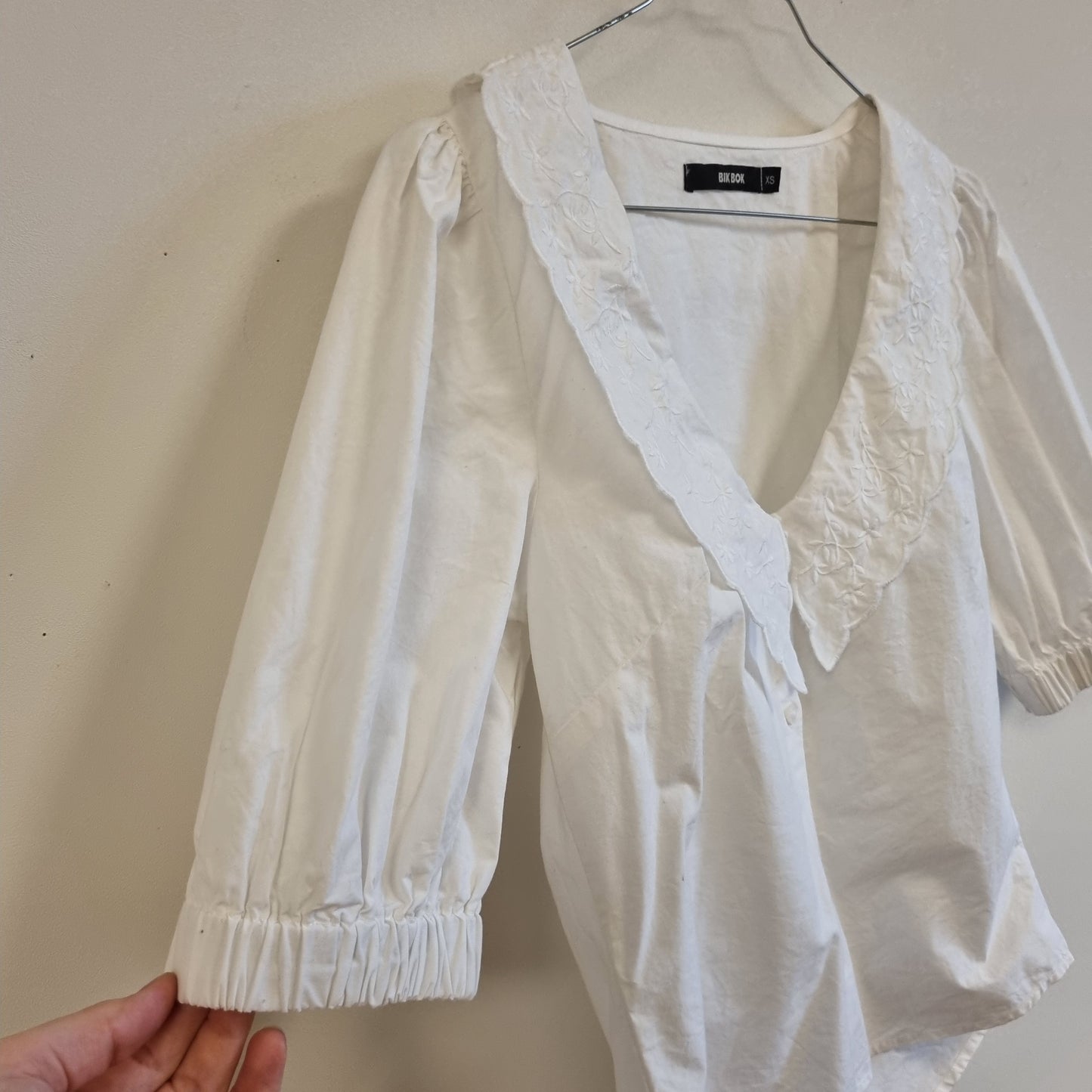 Hvit bomullsbluse med brodert krage - XS