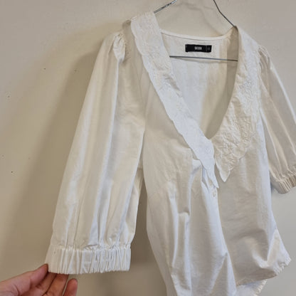 Hvit bomullsbluse med brodert krage - XS