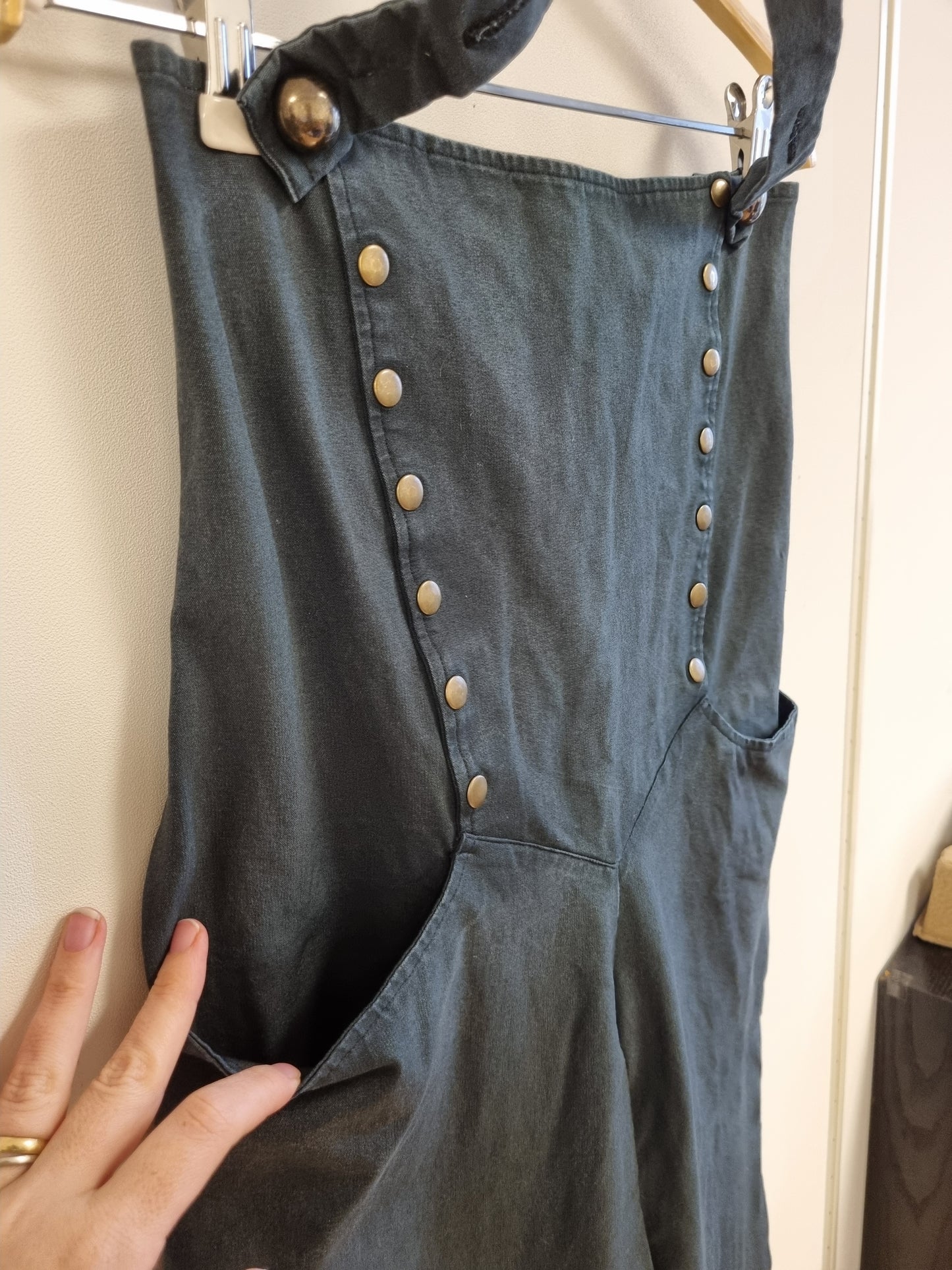 Svart Timjan Design halterneck-jumpsuit