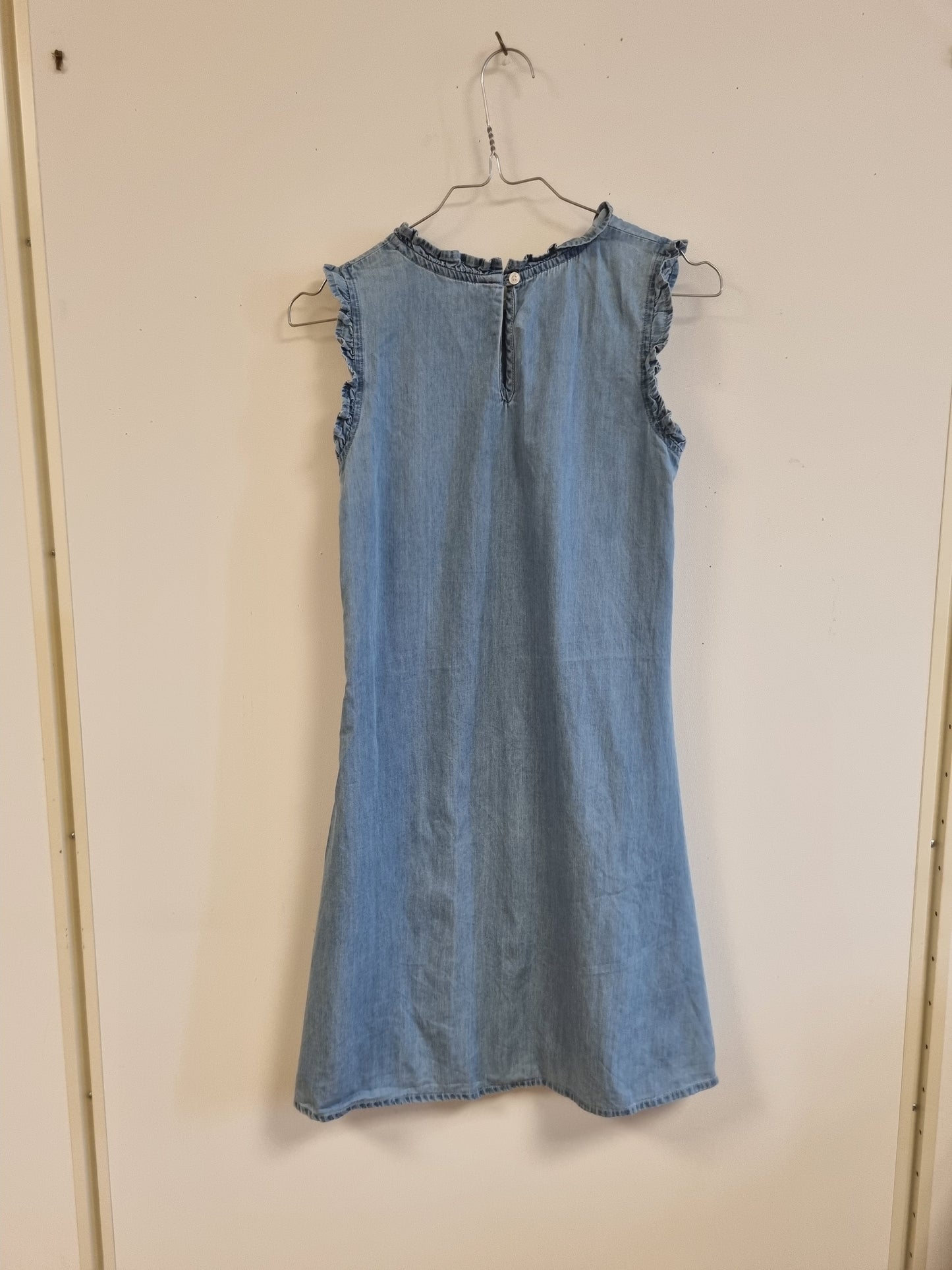 Guess denimkjole med blomsterbroderi – ca. 128