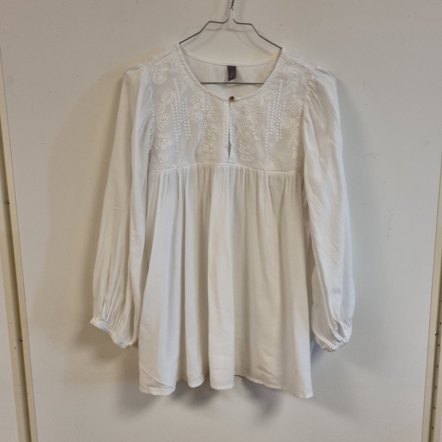 Hvit tunikabluse med broderi / Culture - M