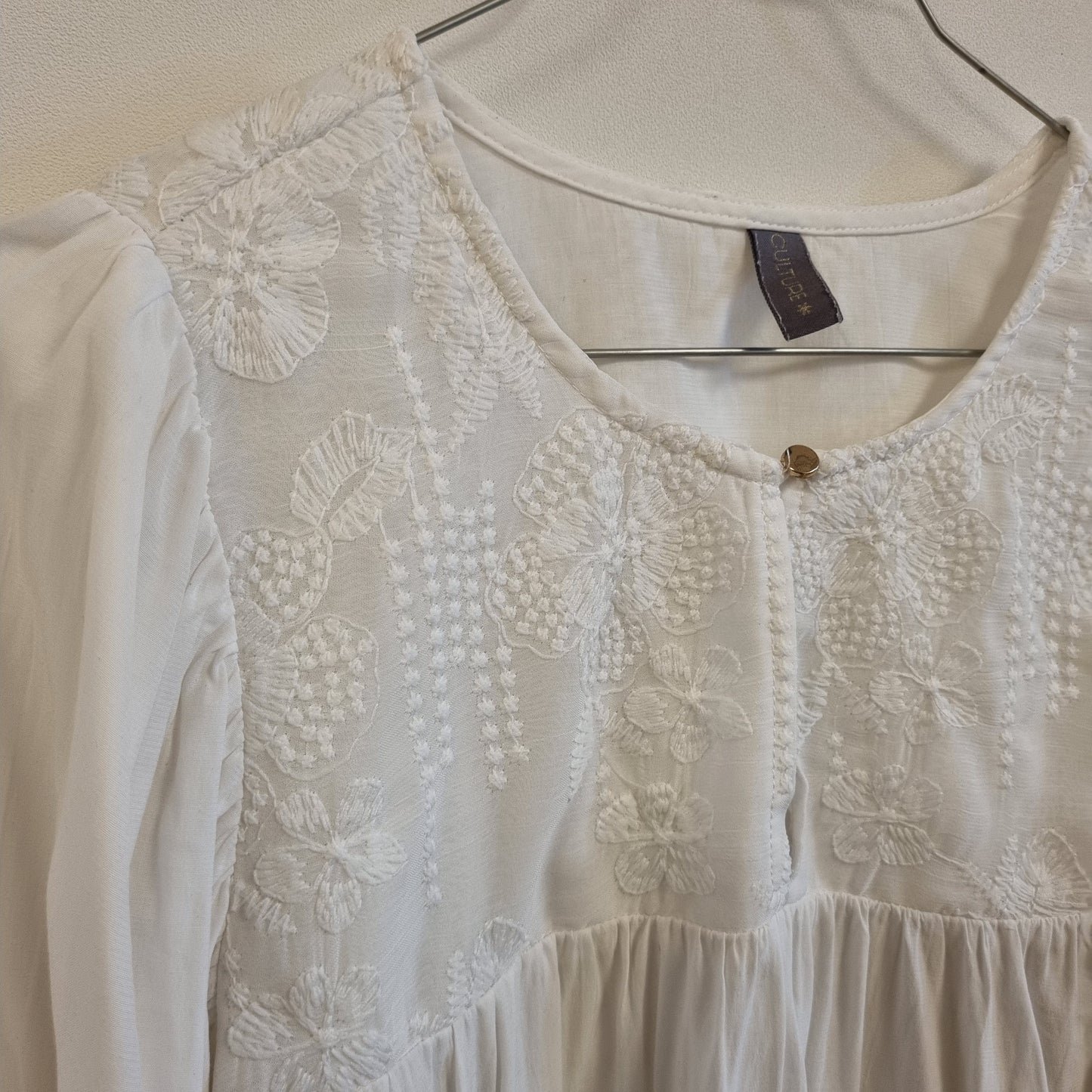 Hvit tunikabluse med broderi / Culture - M