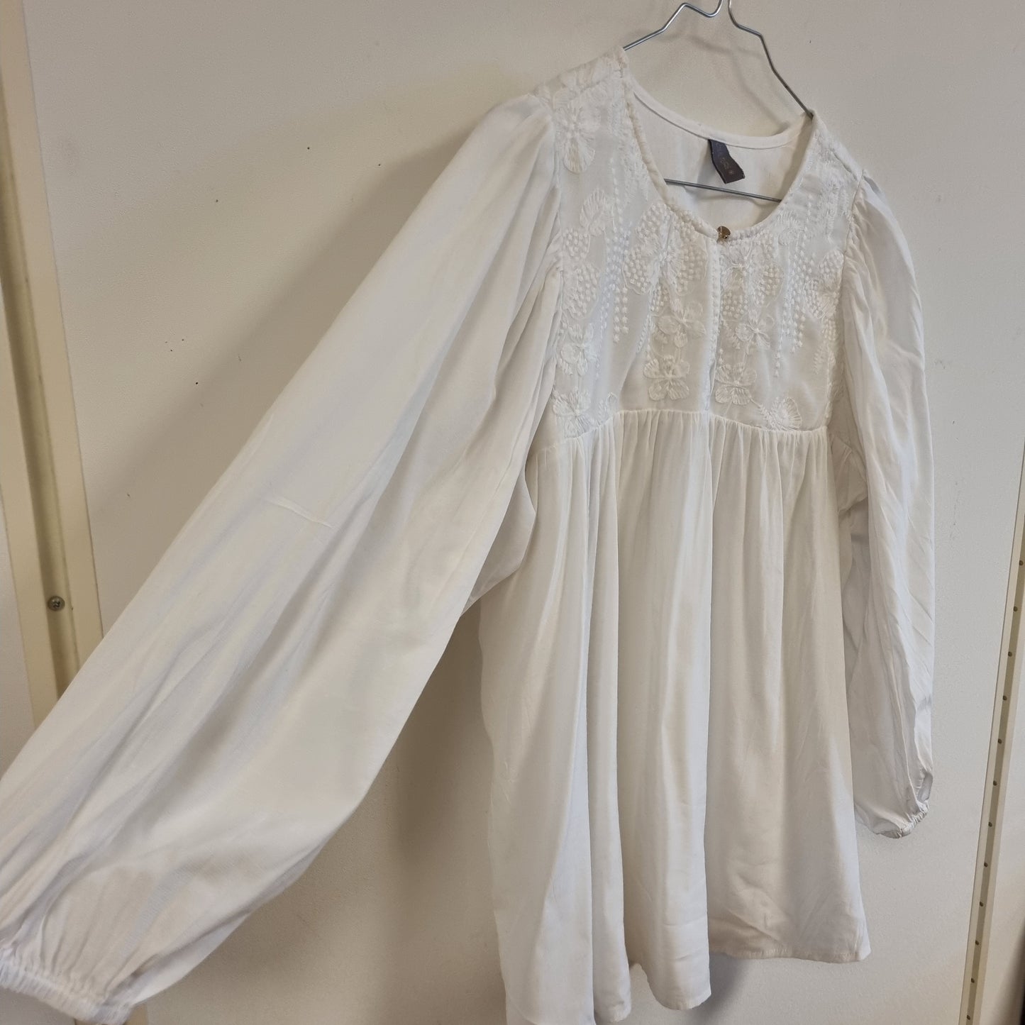 Hvit tunikabluse med broderi / Culture - M