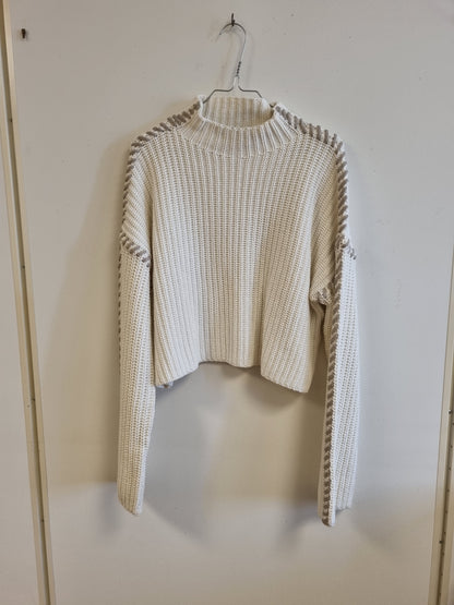 Hvit strikkegenser med beige detaljer – L