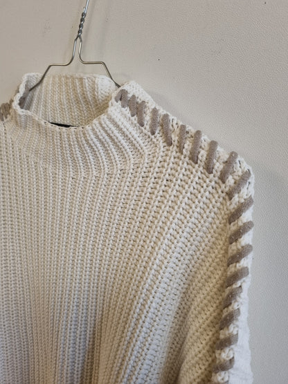 Hvit strikkegenser med beige detaljer – L