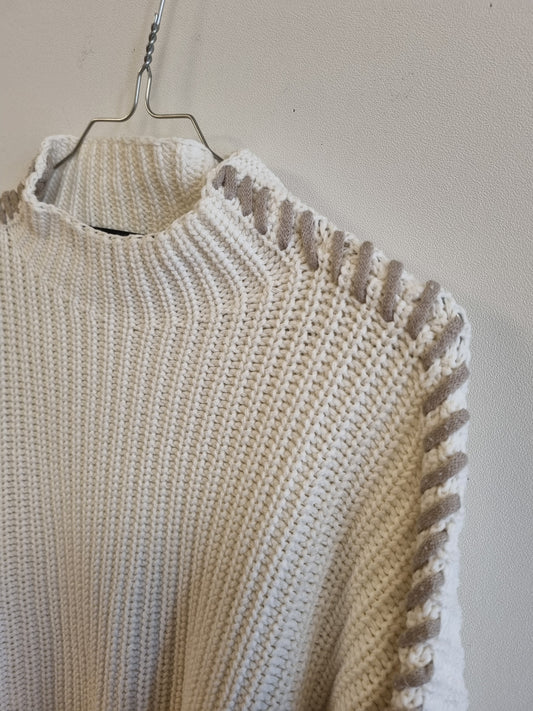 Hvit strikkegenser med beige detaljer – L