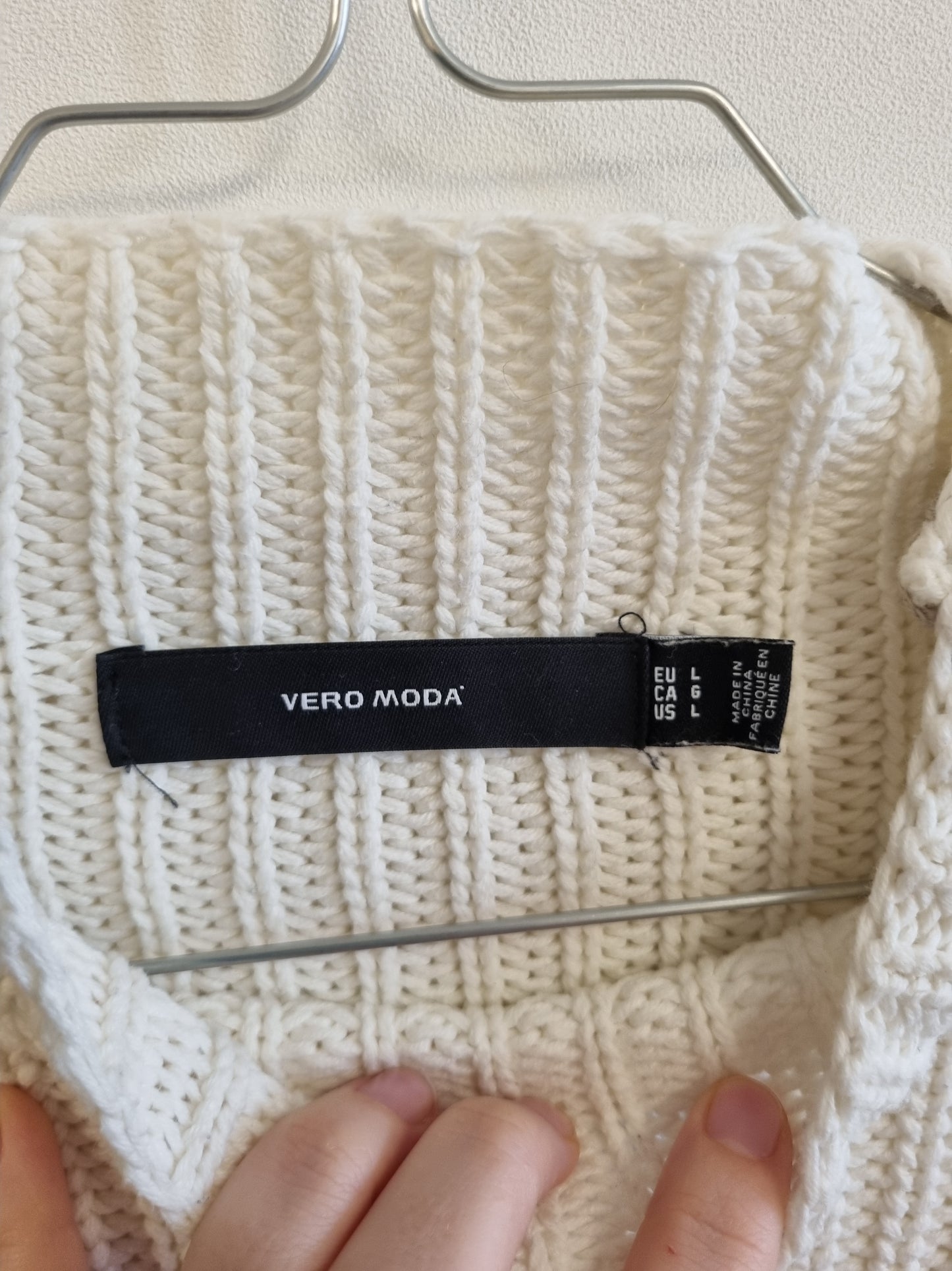 Hvit strikkegenser med beige detaljer – L